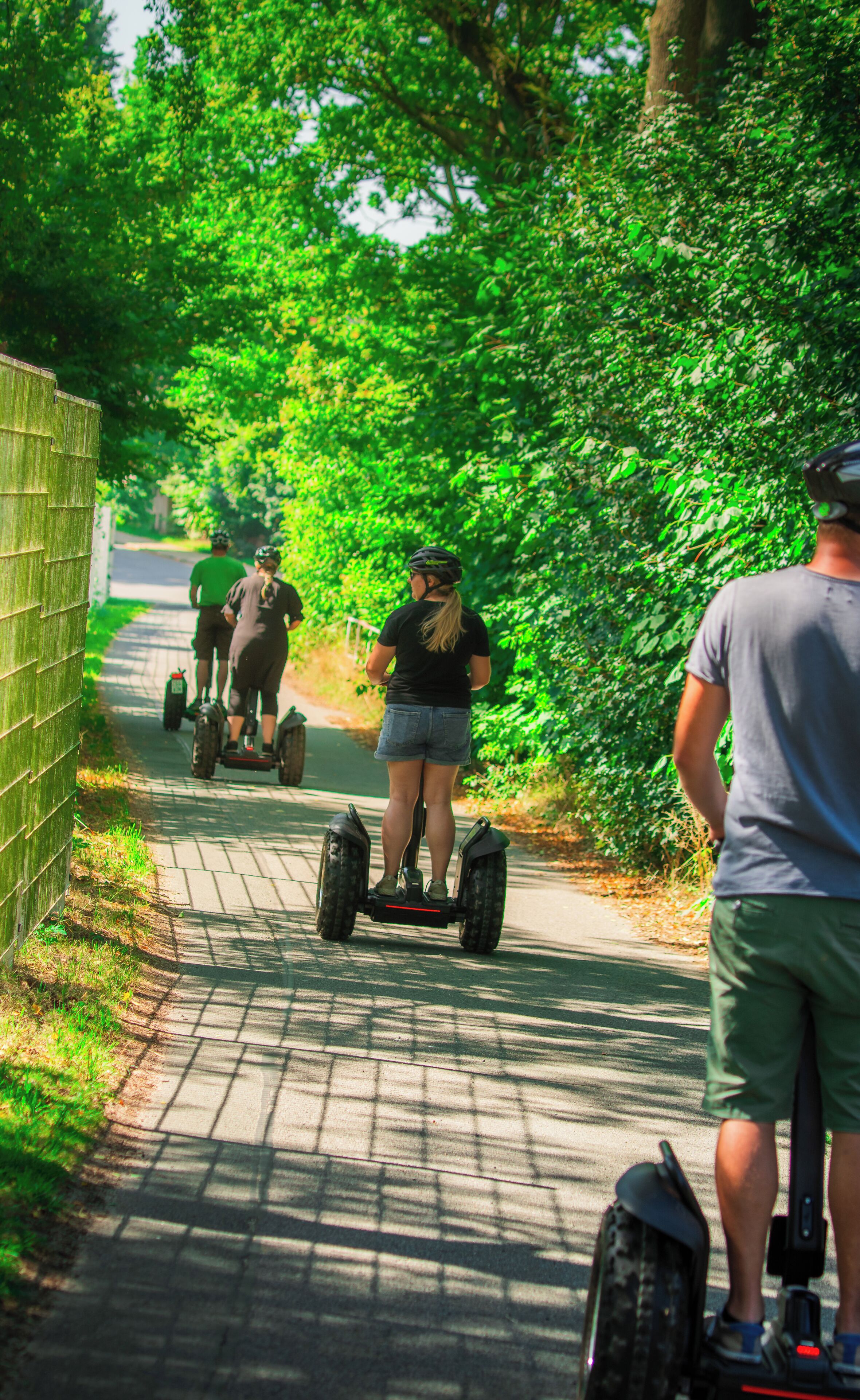 Un sendero con gente circulando en patinetes eléctricos.