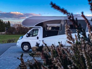 Mobile Unterkunft, Haustiere gestattet, Blick auf die Anlage | Wohnbereich