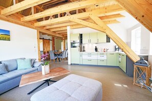 Deluxe-Apartment, Bergblick | Wohnbereich