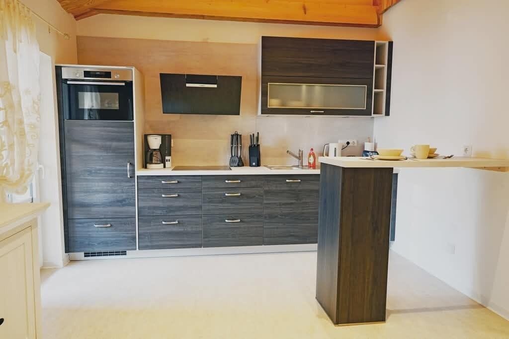 Appart'hôtel Confort, animaux de compagnie acceptés, vue établissement | Cuisine privée | Chaise haute