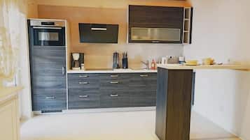 Appart'hÎtel Confort, animaux de compagnie acceptés, vue établissement | Cuisine privée | Chaise haute