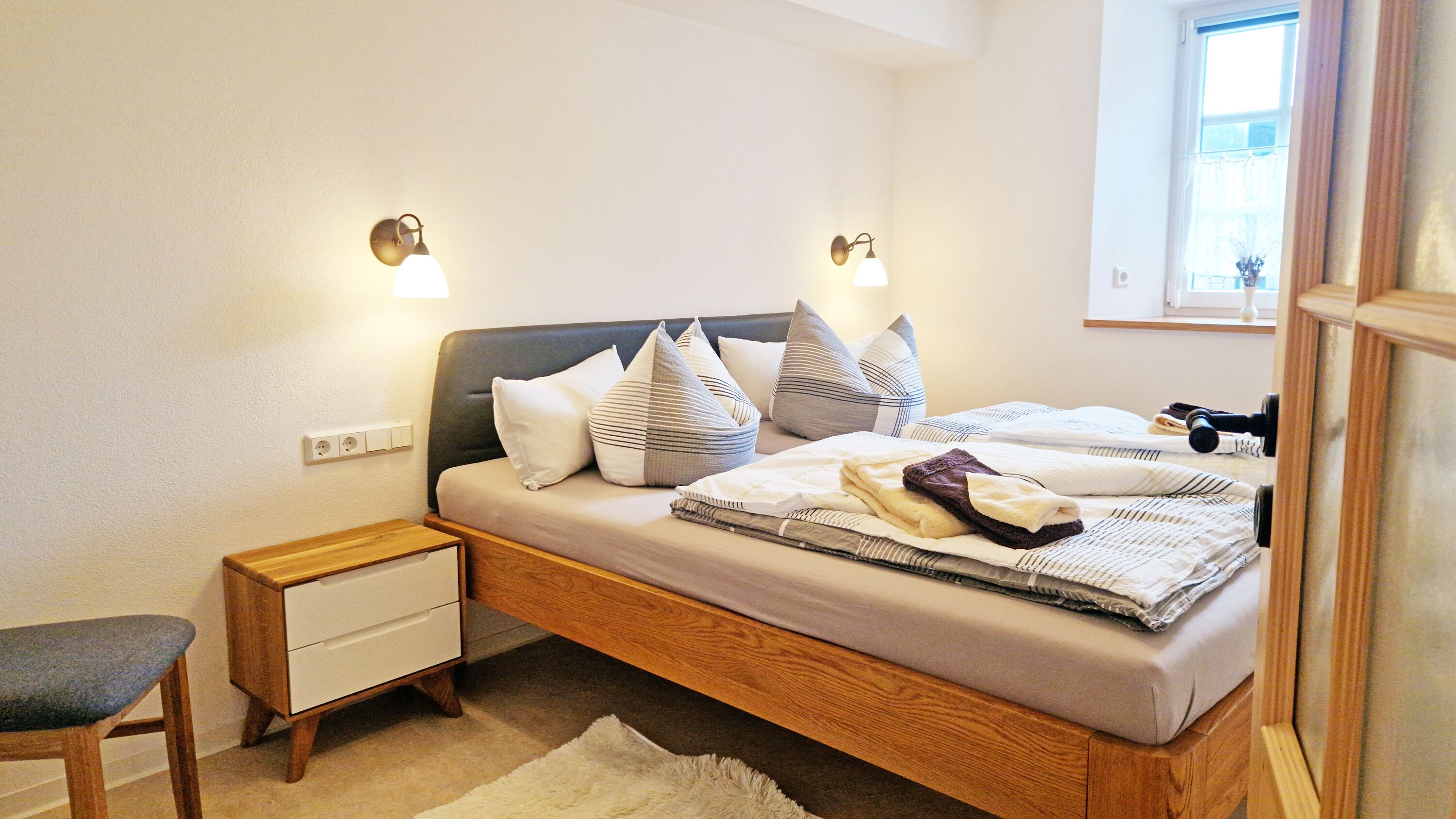 Romantisches Apartment, barrierearm, Gartenblick | Verdunkelungsvorhänge, schallisolierte Zimmer, kostenloses WLAN