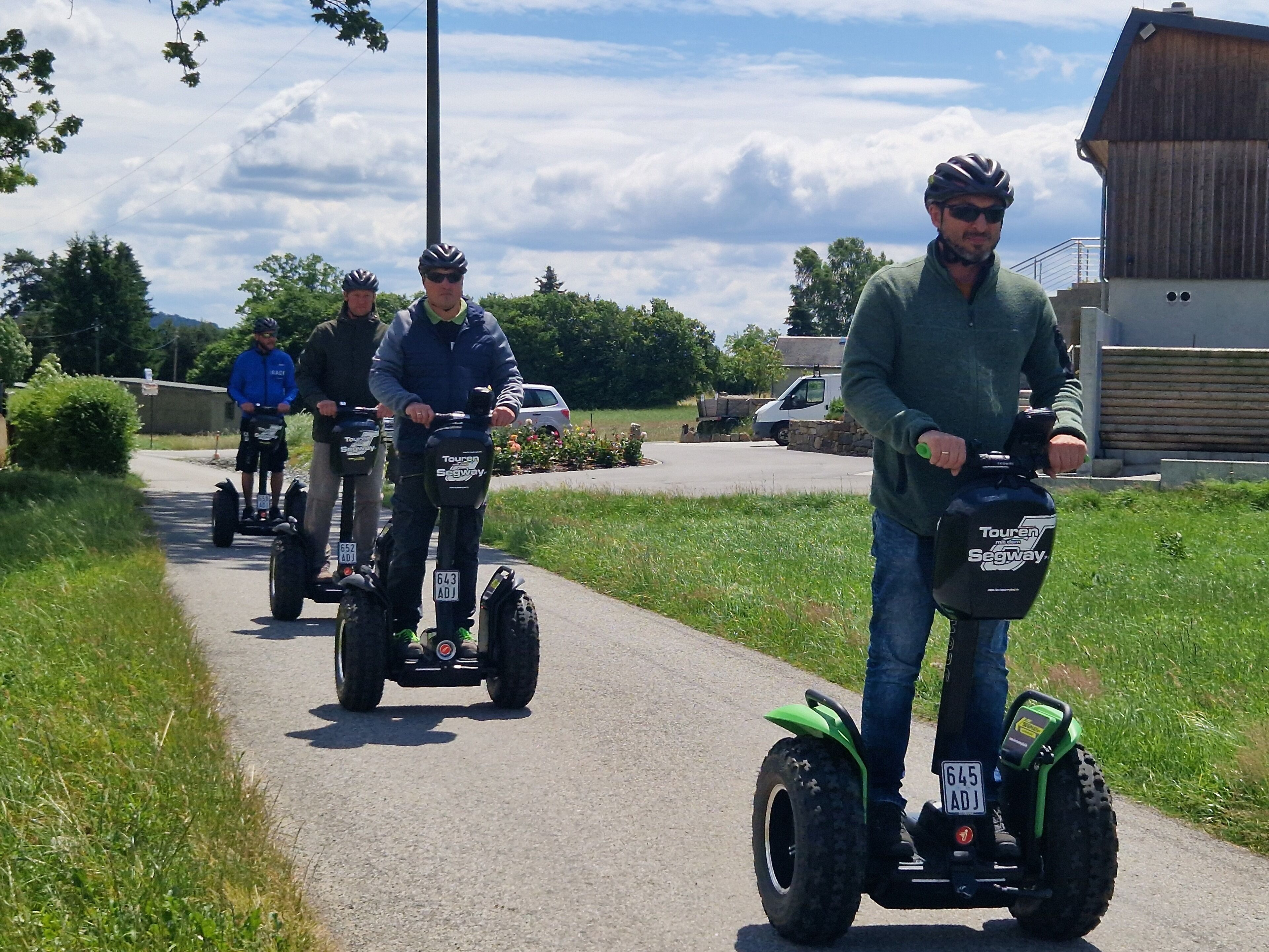Een pad met Segway-bestuurders.