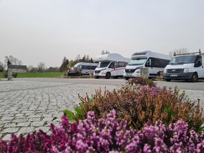 Mobile Unterkunft, Haustiere gestattet, Blick auf die Anlage | Wohnbereich