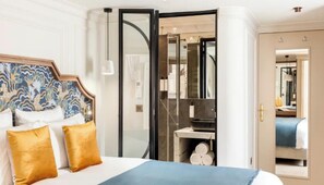 6 bedrooms, desk, iron/ironing board, free WiFi