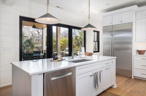 Kjøleskap, oppvaskmaskin, kaffetrakter/tekoker og kjøkkenutstyr