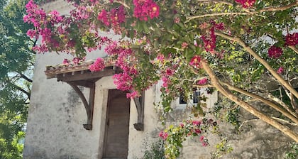 Country house with private pool sleeps 8