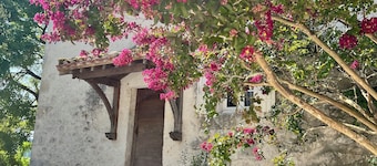 Country house with private pool sleeps 8