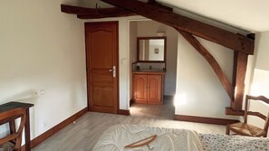 4 Schlafzimmer, Bügeleisen/Bügelbrett, kostenloses WLAN, Bettwäsche