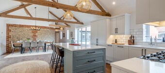 Walnut Tree Barn - Four Bedroom House, Sleeps 8