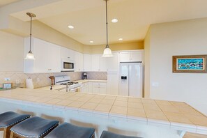 Geladeira, micro-ondas, fogão, cooktop