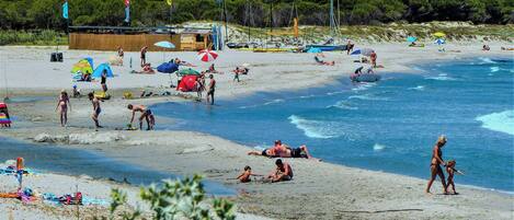Una spiaggia nelle vicinanze