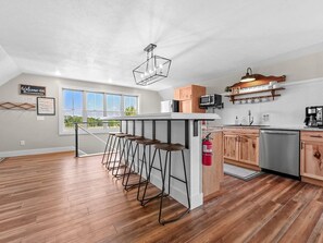 Private kitchen - Charming 2-bedroom apartment in Williamsburg close to the Flintfields Horse Show (Williamsburg)