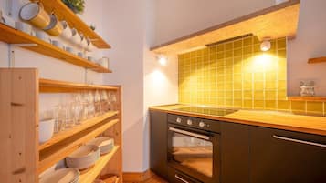 Geladeira, micro-ondas, fogão, lava-louças