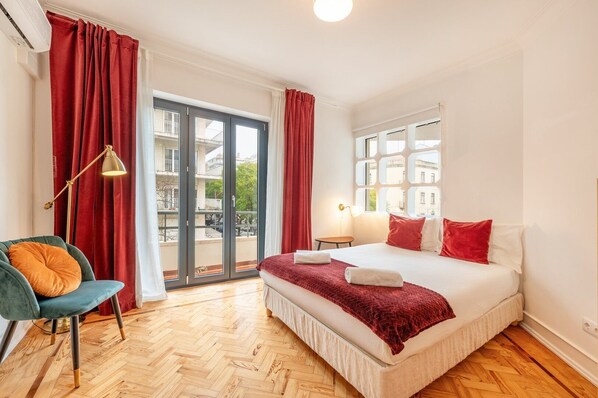 2 bedrooms, iron/ironing board, internet, bed sheets