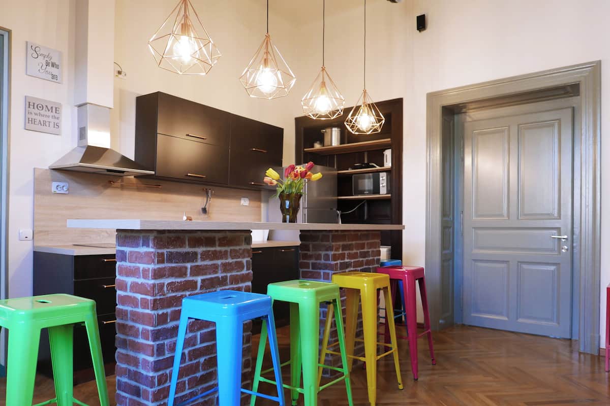Full-sized fridge, microwave, stovetop, dishwasher