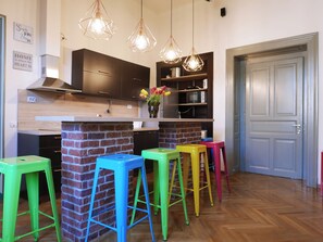 Grand réfrigérateur, micro-ondes, plaque de cuisson, lave-vaisselle