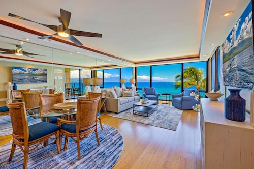 Stunning Ocean Front 1-Bedroom Condo WiFi, AC; Mahana 608