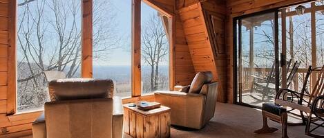 Smart-tv, een open haard en een computerscherm