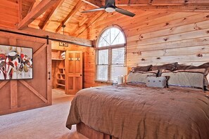 3 bedrooms, desk, iron/ironing board, free WiFi