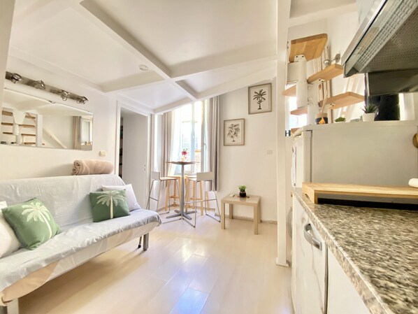 Smart TV - Cosy duplex apartment in town center near promenade and beaches (Nice)