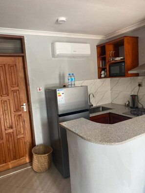 Private kitchen - Peakline Apartment (Arusha)