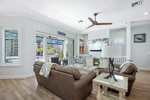 TV - 🏖️Private Heated Saltwater Pool-Steps to Beach-Reef of Paradise🏖️ (Fort Myers Beach)