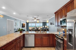 Kjøleskap, mikrobølgeovn, ovn og kokeplater