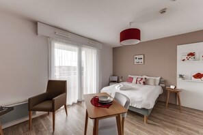 Studio | Soundproofing, free WiFi, bed sheets - Zenao Appart'hôtels Challans (Challans)