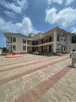 Exterior - The MUGZ - Entire Home! (Dar es Salam)