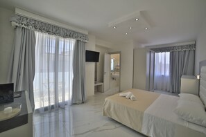 Suite – junior, balkong, sjøutsikt | Skrivebord, skrivebord for bærbar PC og wi-fi (inkludert)