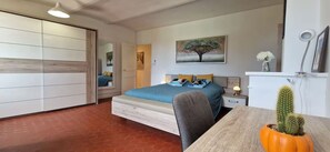 3 habitaciones, tabla de planchar con plancha, wifi y ropa de cama 