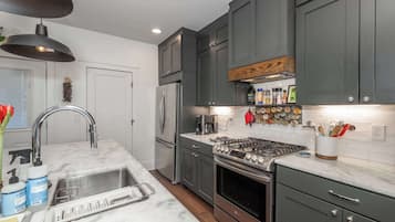 House, Multiple Beds, Patio, City View (Northside Nook) | Private kitchen | Fridge, microwave, oven, stovetop