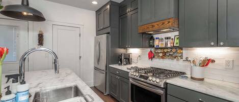 House, Multiple Beds, Patio, City View (Northside Nook) | Private kitchen