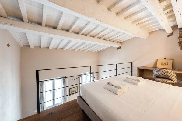 Comfort Duplex, Balcony | Living area