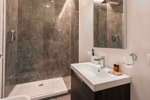 Comfort maisonnette, balkon | Badkamer | Een douche, gratis toiletartikelen, een haardroger, handdoeken