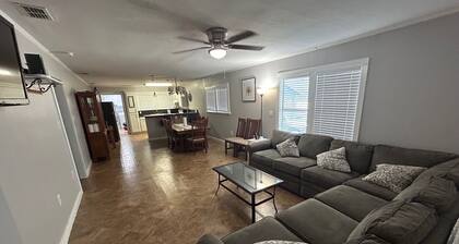 Charming, spacious, 2-bedroom house with WiFi, AC in enjoyable Rio Hondo.