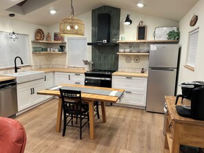 Private kitchen - Heart of Monument - Cottage with WiFi access (Monument)