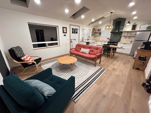 Living area - Heart of Monument - Cottage with WiFi access (Monument)