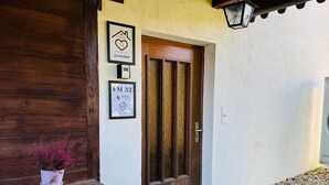A wooden door with a sign above it indicating "FM 32 1st floor 1. Stock".