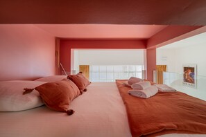 Tabla de planchar con plancha, wifi gratis y ropa de cama 