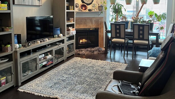 A living room with a fireplace, television, and seating area. - Room in townhouse (Vancouver)
