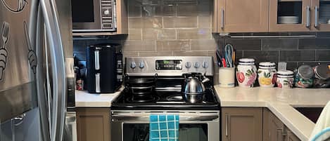 Geladeira, micro-ondas, fogão, cooktop