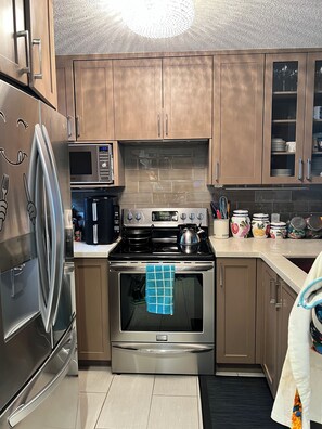 Réfrigérateur, micro-ondes, four, plaque de cuisson