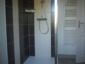 Douche, sèche-cheveux, savon