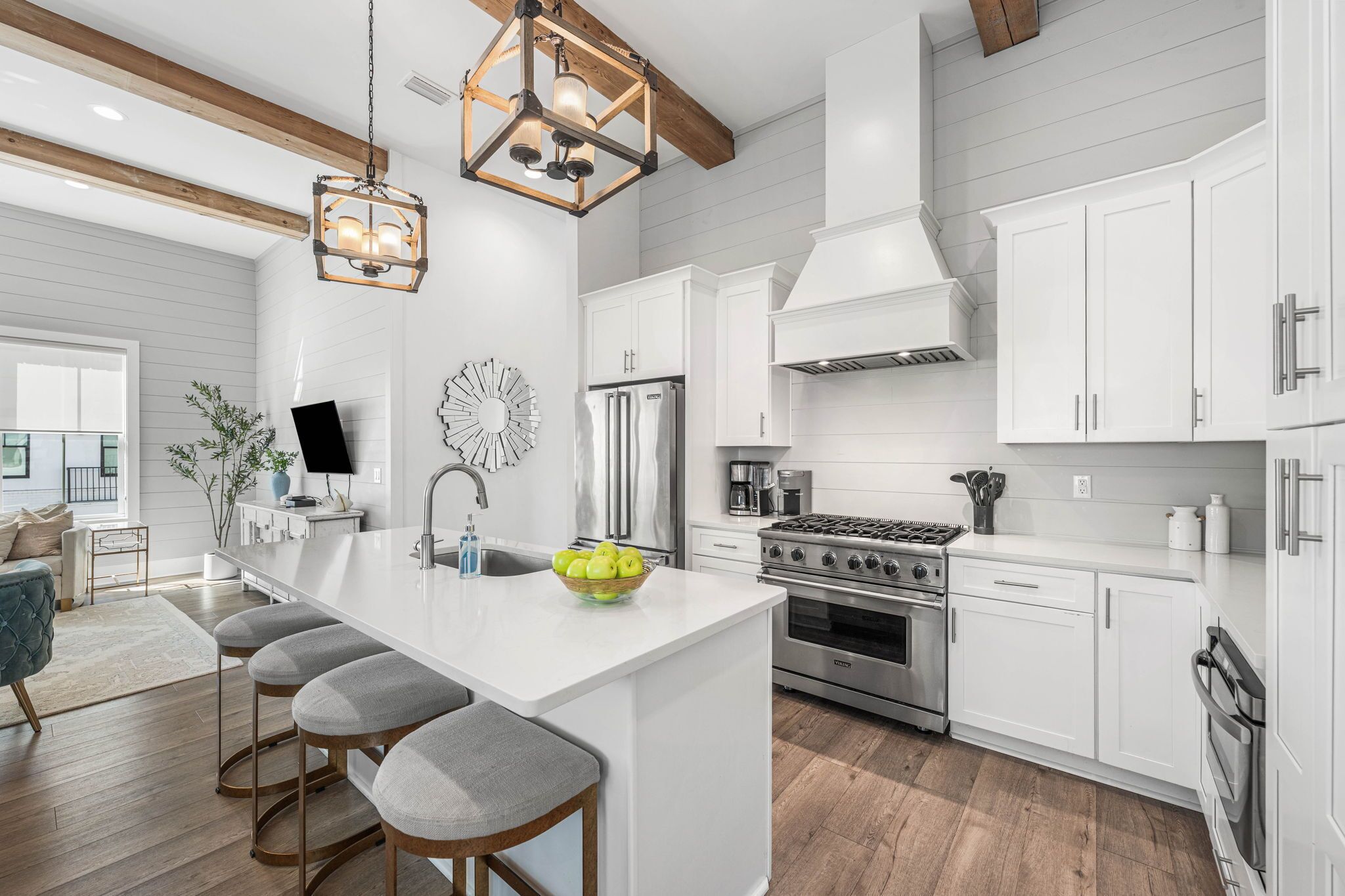 冷蔵庫、電子レンジ、オーブン、コンロ