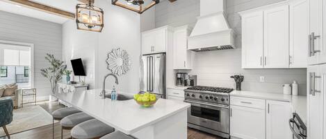 Refrigerador, microondas, horno, placa de cocina