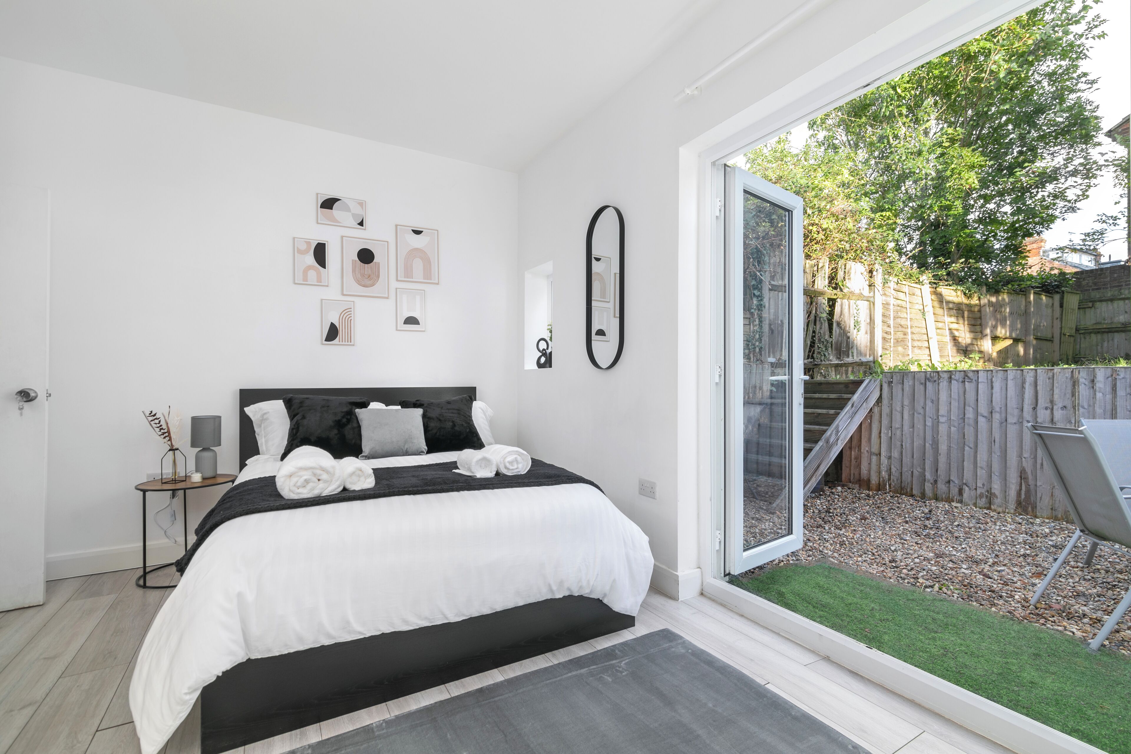 3 bedrooms, iron/ironing board, WiFi, bed sheets