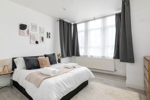 3 bedrooms, iron/ironing board, WiFi, bed sheets - Charming 3-bedroom house in serene Edgware (Edgware)