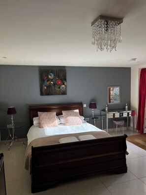 1 bedroom, iron/ironing board, WiFi, bed sheets - Country King (Axminster)